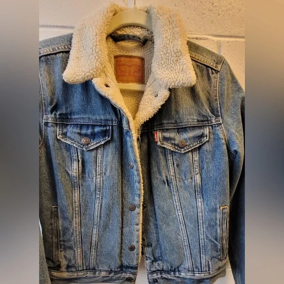 Levi’s Classic Blue Denim Jacket with Sherpa Lining - Picture 5 of 8
